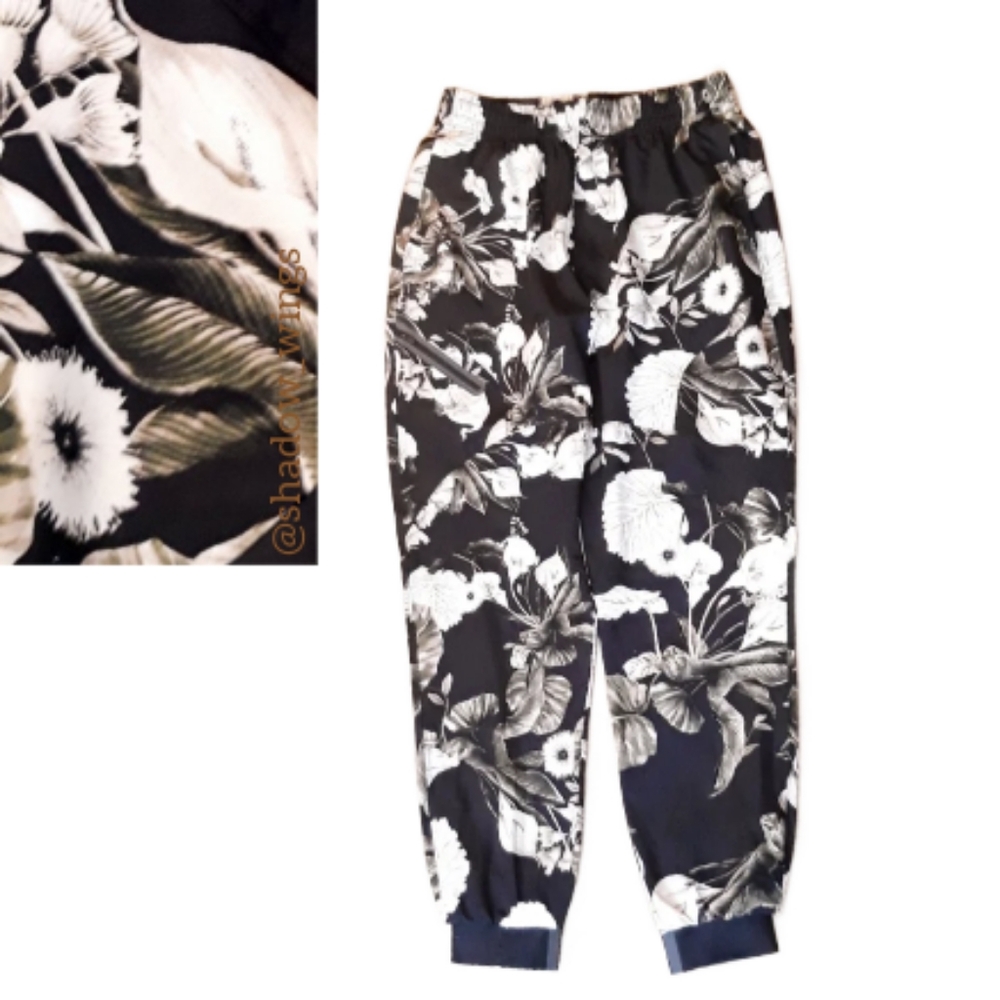 Under Armour Unstoppable Woven Joggers - Size Medium Black Floral Print Pants